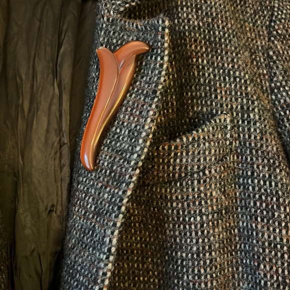 VINTAGE. Ashley Scott 100% wool coat w/removable VINTAGE amber (plastic) brooch. - Picture 2 of 9